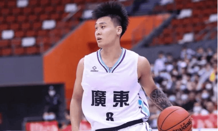 金年会体育- 塞北雄鲨队火力全开漠南山猫队，篮球公开赛上演耐力碾压对手！防守强度拉满