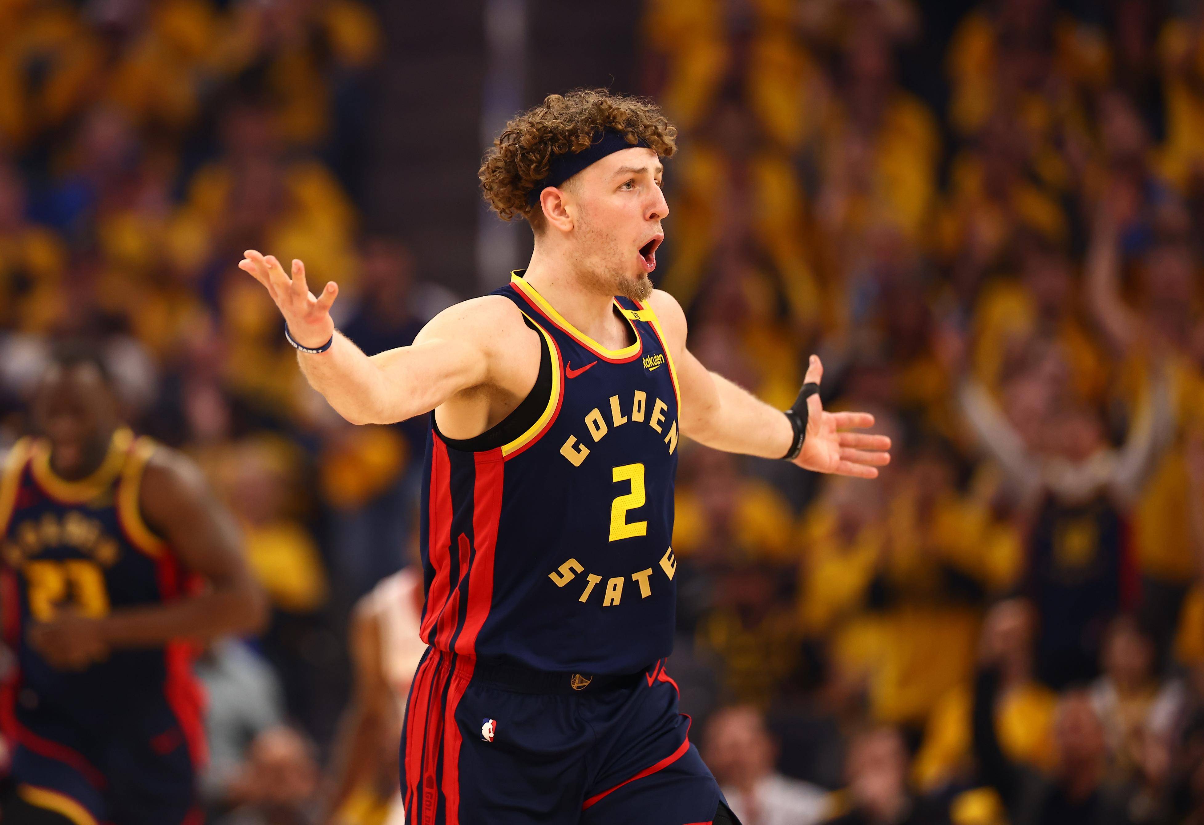 金年会-关于新疆广汇训练开放日，窗口期远射贴柱引欢呼，NBA季后赛在即，资深球员宣示担当的信息